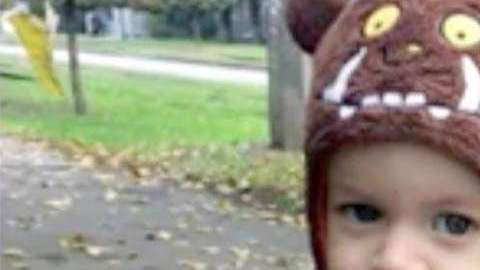 El padre del niño vio como el cuerpo del suicida caía sobre el de su hijo.