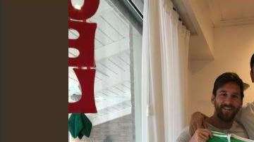 Ustari le regaló un jersey del Atlas a Messi.