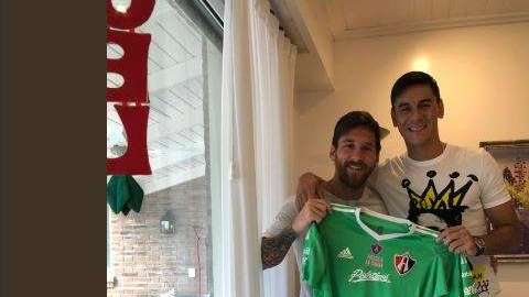 Ustari le regaló un jersey del Atlas a Messi.