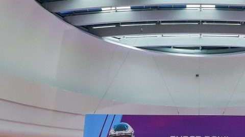 Un banner del Super Bowl LII que jugarán los Philadelphia Eagles  y los New England Patriots destaca en el Mall of America,de Bloomington, Minnesota (Foto: EFE/EPA/ERIK S. LESSER)