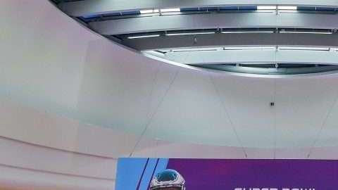 Un banner del Super Bowl LII que jugarán los Philadelphia Eagles  y los New England Patriots destaca en el Mall of America,de Bloomington, Minnesota (Foto: EFE/EPA/ERIK S. LESSER)