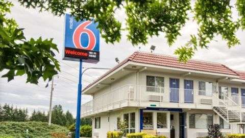 La empresa que gestiona los hoteles de Motel 6 anunció que está colaborando con la investigación de la fiscalía.