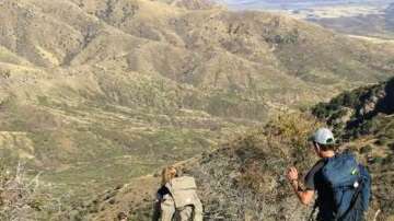 Los voluntarios se internan en el desierto para dejar ayuda a los inmigrantes.