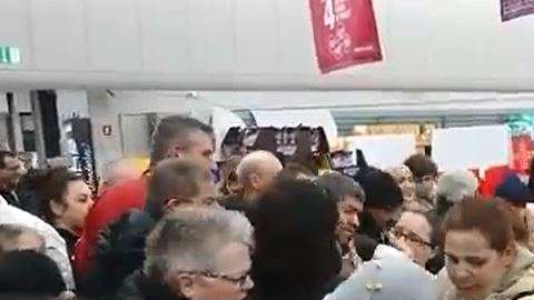 Se desató la locura en varios supermercados franceses.