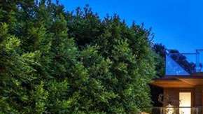 La residencia es de arquitectura relativamente sencilla e incluye una alberca, casa de visitas y el mar a solo pasos de distancia.