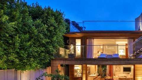 La residencia es de arquitectura relativamente sencilla e incluye una alberca, casa de visitas y el mar a solo pasos de distancia.