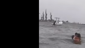 Los testigos llamaron a la policía al ver que la mujer se adentraba al mar. /Foto Especial