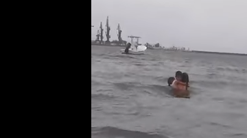 Los testigos llamaron a la policía al ver que la mujer se adentraba al mar. /Foto Especial