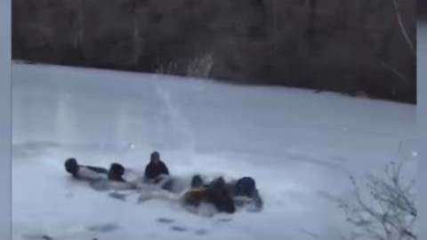 Algunos de los jóvenes que cayeron en el estanque fueron tratados por hipotermia.