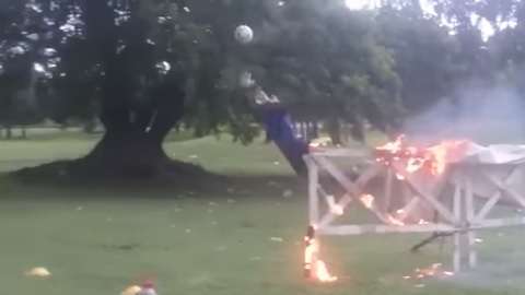 Porteros del Dock Sud entrenan en medio de vallas ardiendo en fuego