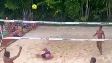 Ronaldinho muestra sus habilidades jugando Futvolei