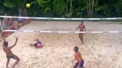 Ronaldinho muestra sus habilidades jugando Futvolei