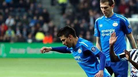 El PSV del Chucky Lozano sacó victoria de último segundo frente al Heracles.