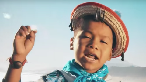 Un niño huichol protagoniza el anuncio.