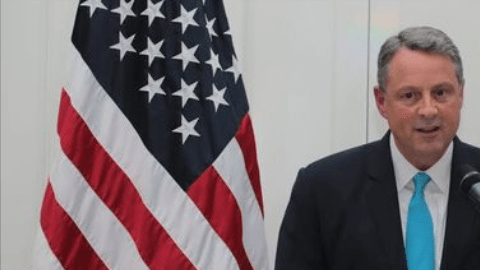 Feeley ha dicho que no puede seguir las políticas de Trump.