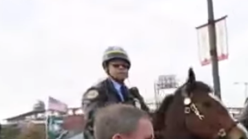 Un aficionado es arrestado antes del Eagles-Vikings. Captura YouTube/NJ.com