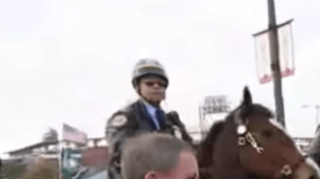 Un aficionado es arrestado antes del Eagles-Vikings. Captura YouTube/NJ.com