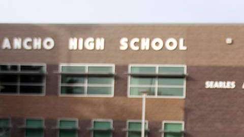 Sebastian Crawford podrá ir a la universidad tras sufrir una dura infancia.