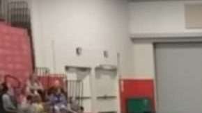 Un joven atleta lanzó la bala y el juez no pudo esquivarla. (Foto: Especial / Captura)