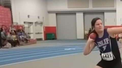 Un joven atleta lanzó la bala y el juez no pudo esquivarla. (Foto: Especial / Captura)