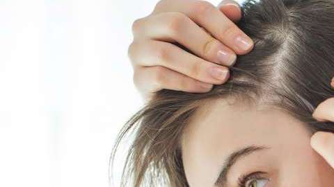 En algunas tiendas puedes encontrar diversos productos que tienen como fin limpiar a profundidad y acondicionar el cuero cabelludo.