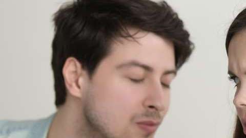 Hay hombres que no saben besar, aunque no lo acepten.