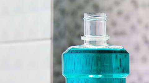 Quizá no sea buena idea blanquear con esto tus dientes.