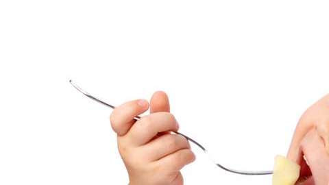 Una ensalada de fruta es sana, sencilla de hacer y muy hidratante para los pequeños.