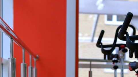 Hay más de 25 clases de gérmenes en los aparatos de gimnasio.