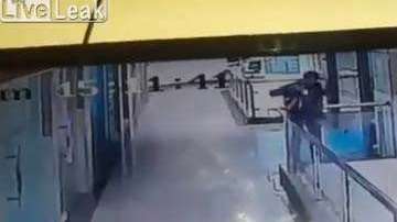 El suicida fue declarado muerto en el hospital.