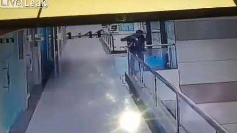 El suicida fue declarado muerto en el hospital.