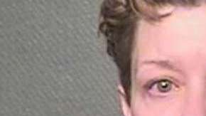 Johnson enfrenta cargos por hacerse pasar por la amante de su marido.