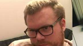 El orgulloso padre de Ynwa, la recién nacida que con su nombre honra al Liverpool.