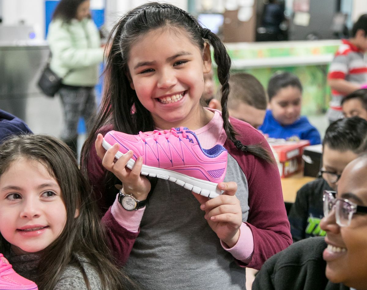 Por segundo año consecutivo, los dueños-operadores hispanos de McDonald’s, John y Carmen De Carrier, se unieron a la fundación caritativa de Golden State Foods para donar más de 600 pares de zapatos a niños necesitados de Chicago.  