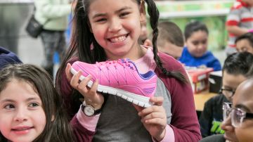 Por segundo año consecutivo, los dueños-operadores hispanos de McDonald’s, John y Carmen De Carrier, se unieron a la fundación caritativa de Golden State Foods para donar más de 600 pares de zapatos a niños necesitados de Chicago.