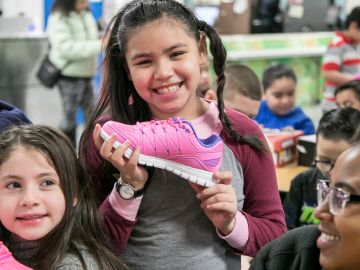Por segundo año consecutivo, los dueños-operadores hispanos de McDonald’s, John y Carmen De Carrier, se unieron a la fundación caritativa de Golden State Foods para donar más de 600 pares de zapatos a niños necesitados de Chicago.