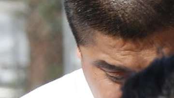 Una madre preocupada se llevó a su hija a casa después de que la noticia del disparo se divulgó el pasado jueves.