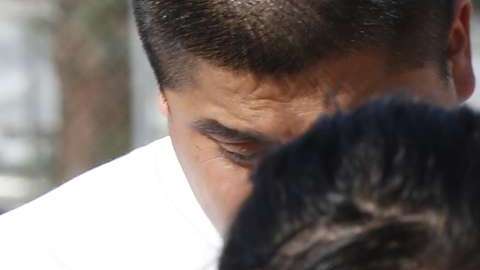 Una madre preocupada se llevó a su hija a casa después de que la noticia del disparo se divulgó el pasado jueves.