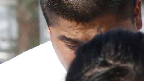 Una madre preocupada se llevó a su hija a casa después de que la noticia del disparo se divulgó el pasado jueves.