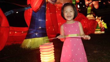Con linternas luminosas y arte se celebra el Festival chino en el Instituto de Arte de Chicago.