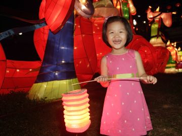 Con linternas luminosas y arte se celebra el Festival chino en el Instituto de Arte de Chicago.