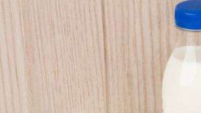 Algunos alimentos ricos en yodo son la leche, los huevos y el pescado.