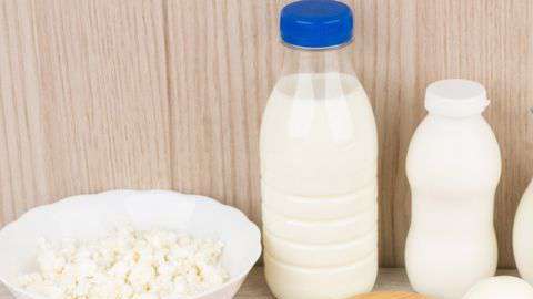 Algunos alimentos ricos en yodo son la leche, los huevos y el pescado.