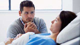 Muchas veces son las familias de los pacientes las que notan los primeros cambios en el estado de consciencia, porque pasan más tiempo con ellos.