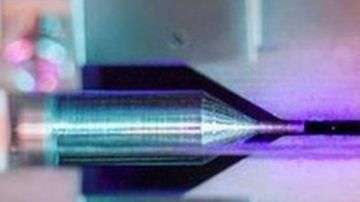 En la foto ganadora se ve un pequeño punto azul, que es un átomo de estroncio sostenido casi inmóvil por campos eléctricos.