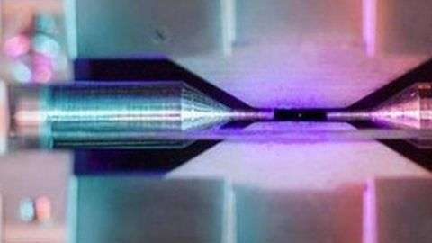 En la foto ganadora se ve un pequeño punto azul, que es un átomo de estroncio sostenido casi inmóvil por campos eléctricos.