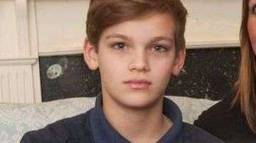 La poderosa atracción entre los imanes desgarró el estómago de Freddie Webster, a quien se ve en la imagen junto a su madre, Sarah.