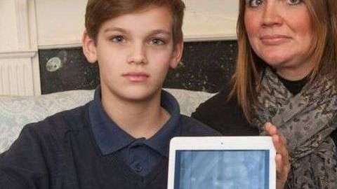 La poderosa atracción entre los imanes desgarró el estómago de Freddie Webster, a quien se ve en la imagen junto a su madre, Sarah.