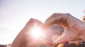 El amor es un sentimiento complejo que abarca una amplia gama de sensaciones.