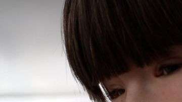 Holly quiere llamar la atención sobre la condición rara que afecta a sus ojos.